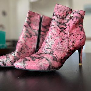 Jingpin HXY pointed toe stiletto heel faux snakeskin ankle booties